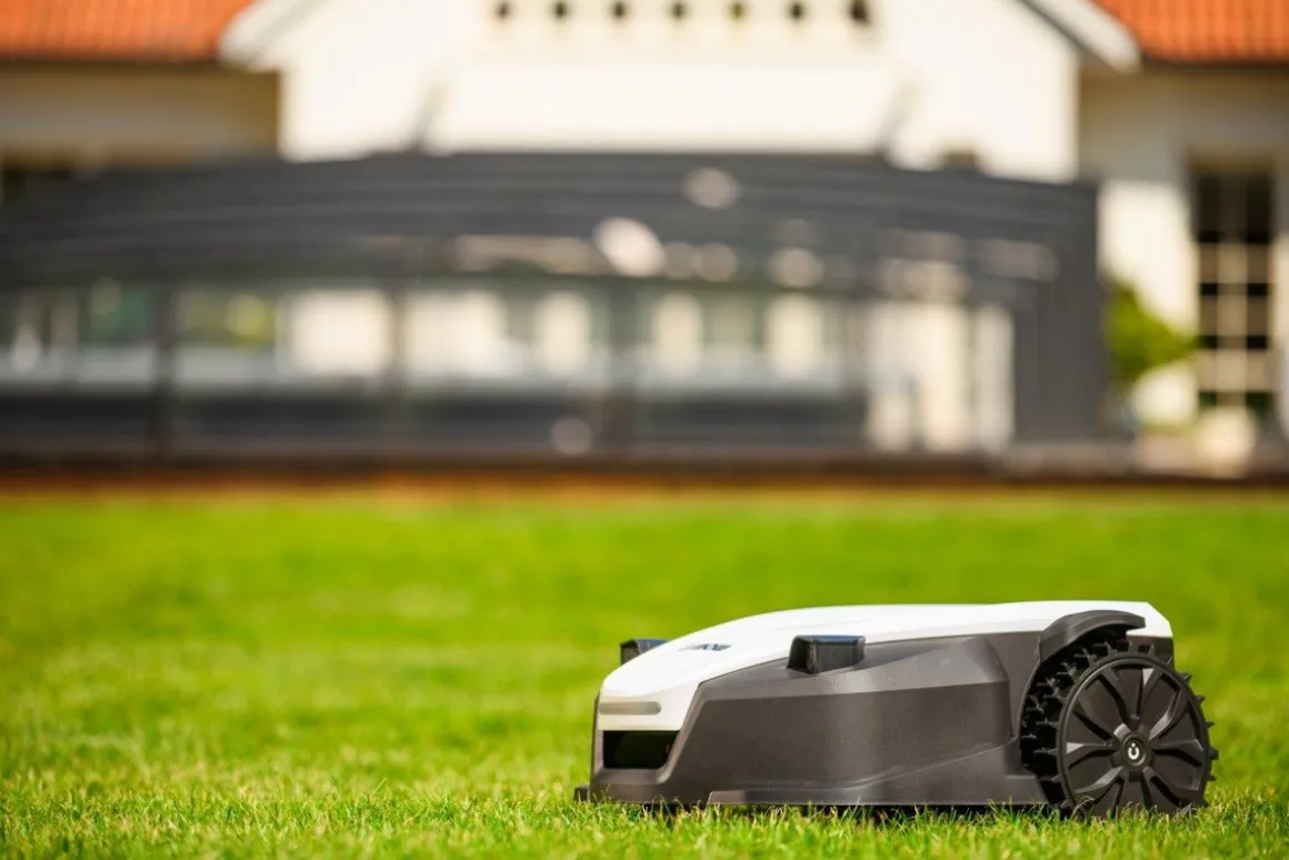 CEDRUS L16+ ROBOT KOSZĄCY KOSIARKA AUTOMATYCZNA DO TRAWY 1600m2 C-MOW - OFICJALNY DYSTRYBUTOR - AUTORYZOWANY DEALER CEDRUS