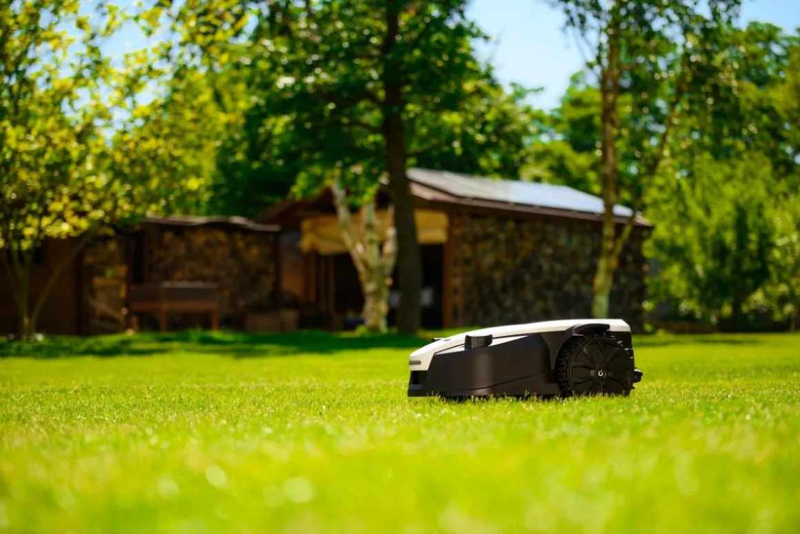 CEDRUS L16+ ROBOT KOSZĄCY KOSIARKA AUTOMATYCZNA DO TRAWY 1600m2 C-MOW - OFICJALNY DYSTRYBUTOR - AUTORYZOWANY DEALER CEDRUS