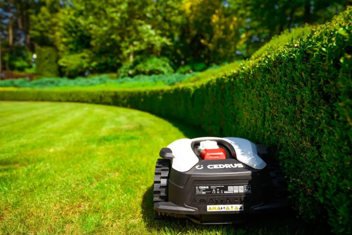 CEDRUS M12+ ROBOT KOSZĄCY KOSIARKA AUTOMATYCZNA DO TRAWY C-MOW 1200m2 - OFICJALNY DYSTRYBUTOR - AUTORYZOWANY DEALER CEDRUS