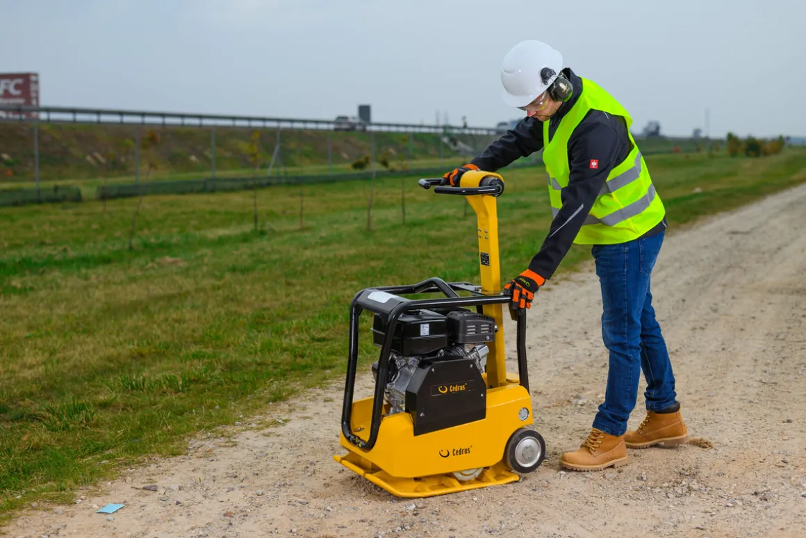 CEDRUS ZG04 ZAGĘSZCZARKA DO GRUNTU SPALINOWA 160 KG Z REWERSEM HYDRAULICZNYM DWUKIERUNKOWA PRZÓD-TYŁ UBIJARKA PŁYTOWA 6,9 KM + KOŁA TRANSPORTOWE - AUTORYZOWANY DEALER CEDRUS