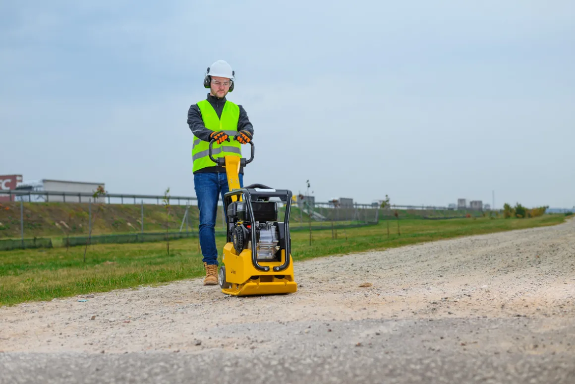 CEDRUS ZG04 ZAGĘSZCZARKA DO GRUNTU SPALINOWA 160 KG Z REWERSEM HYDRAULICZNYM DWUKIERUNKOWA PRZÓD-TYŁ UBIJARKA PŁYTOWA 6,9 KM + KOŁA TRANSPORTOWE - AUTORYZOWANY DEALER CEDRUS