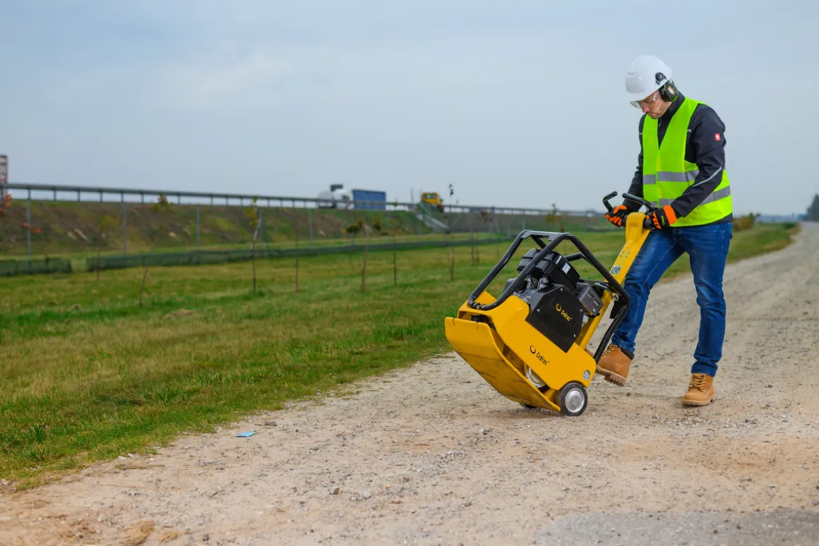 CEDRUS ZG04 ZAGĘSZCZARKA DO GRUNTU SPALINOWA 160 KG Z REWERSEM HYDRAULICZNYM DWUKIERUNKOWA PRZÓD-TYŁ UBIJARKA PŁYTOWA 6,9 KM + KOŁA TRANSPORTOWE - AUTORYZOWANY DEALER CEDRUS