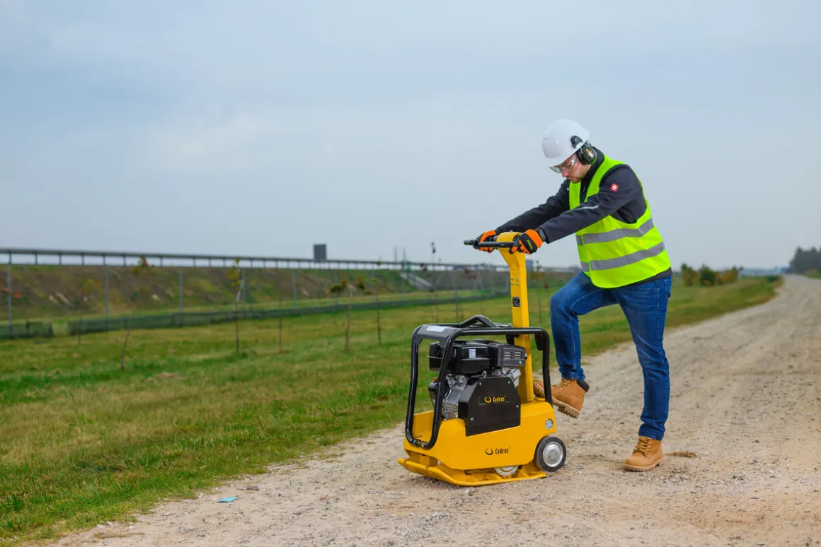 CEDRUS ZG04 ZAGĘSZCZARKA DO GRUNTU SPALINOWA 160 KG Z REWERSEM HYDRAULICZNYM DWUKIERUNKOWA PRZÓD-TYŁ UBIJARKA PŁYTOWA 6,9 KM + KOŁA TRANSPORTOWE - AUTORYZOWANY DEALER CEDRUS