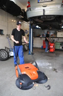 HAAGA 697 ZAMIATARKA ELEKTRYCZNA AKUMULATOROWA RĘCZNA PROWADZONA URZĄDZENIE SPRZĄTAJĄCE Z SYSTEMEM TURBO 97cm KLASA PREMIUM OO-OTHHA697 EWIMAX-OFICJALNY DYSTRYBUTOR - AUTORYZOWANY DEALER HAAGA