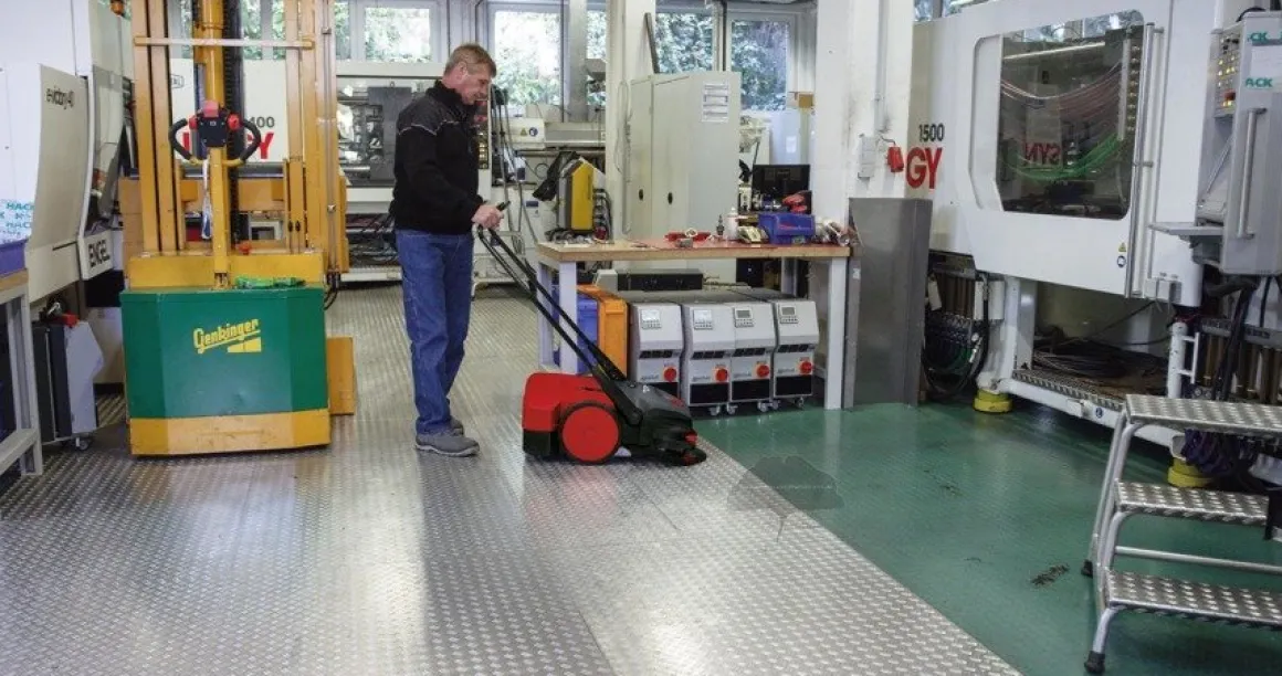 HAAGA 697 ZAMIATARKA ELEKTRYCZNA AKUMULATOROWA RĘCZNA PROWADZONA URZĄDZENIE SPRZĄTAJĄCE Z SYSTEMEM TURBO 97cm KLASA PREMIUM OO-OTHHA697 EWIMAX-OFICJALNY DYSTRYBUTOR - AUTORYZOWANY DEALER HAAGA