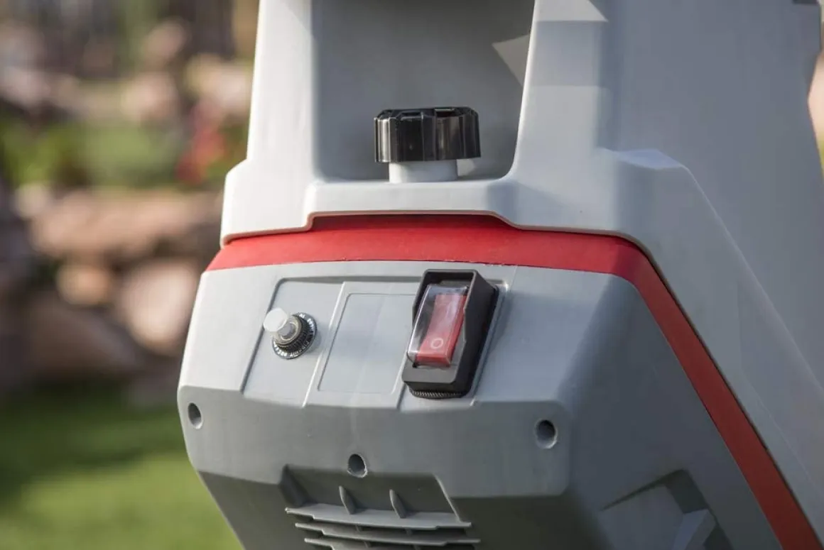 IKRA IMH 2500 ROZDRABNIACZ ELEKTRYCZNY ZĘBATKOWY NOŻOWY RĘBAK DO GAŁĘZI 2500W + TORBA PREMIUM EWIMAX - OFICJALNY DYSTRYBUTOR - AUTORYZOWANY DEALER IKRA
