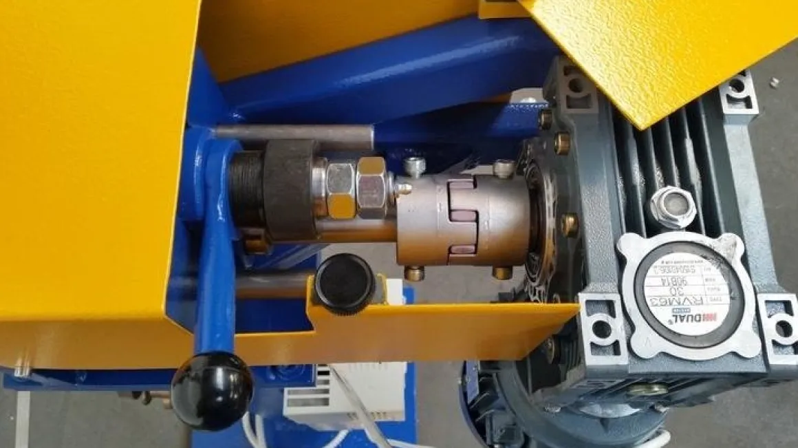 MAAD ZB-1.5 E ŻŁOBIARKA ROWKARKA FALCARKA ELEKTRYCZNA ZAGINARKA DO BLACHY MAAD ZB-1.5 Wersja Elektryczna