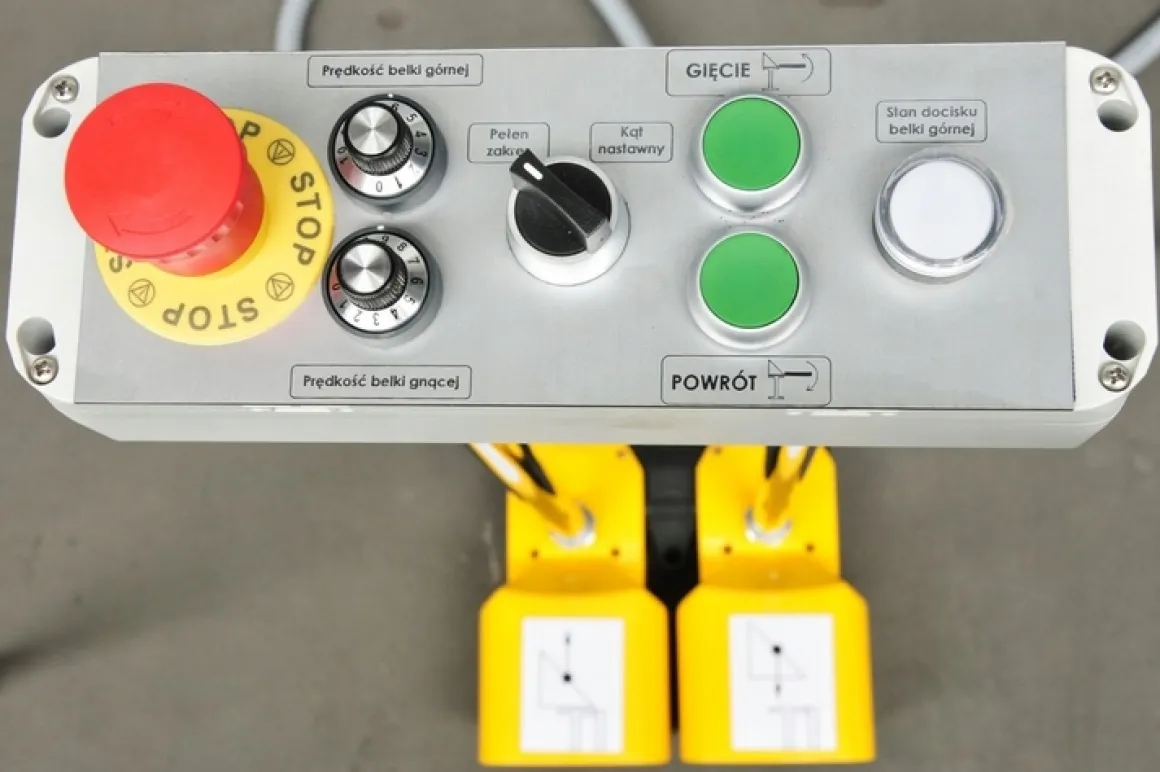 MAAD ZGM-3000/1.25 ZAGINARKA GIĘTARKA KRAWĘDZIARKA DO BLACHY MECHANICZNA ELEKTRYCZNA MAAD ZGM-3000/1.25
