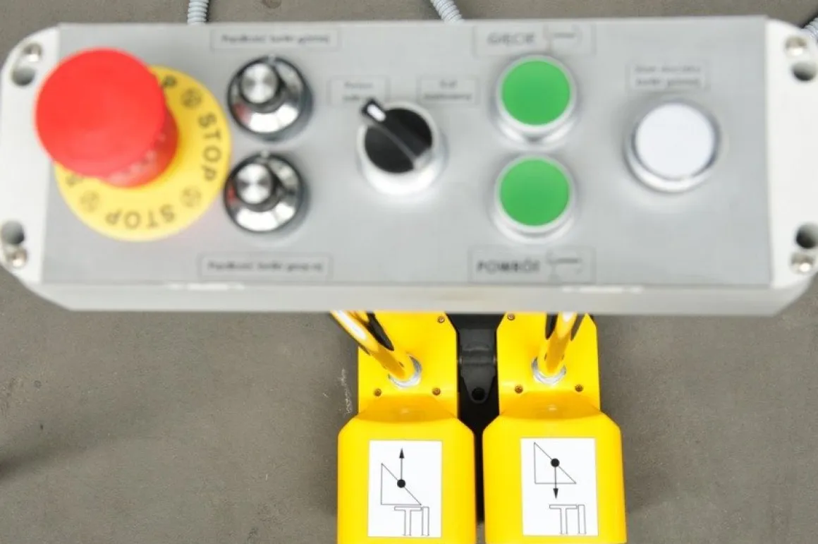 MAAD ZGM-2000/2.0 ZAGINARKA GIĘTARKA KRAWĘDZIARKA DO BLACHY MECHANICZNA ELEKTRYCZNA MAAD ZGM-2000/2.0