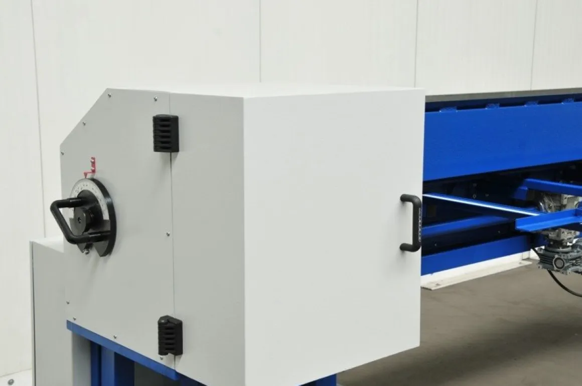MAAD ZGM-2000/2.0 ZAGINARKA GIĘTARKA KRAWĘDZIARKA DO BLACHY MECHANICZNA ELEKTRYCZNA MAAD ZGM-2000/2.0