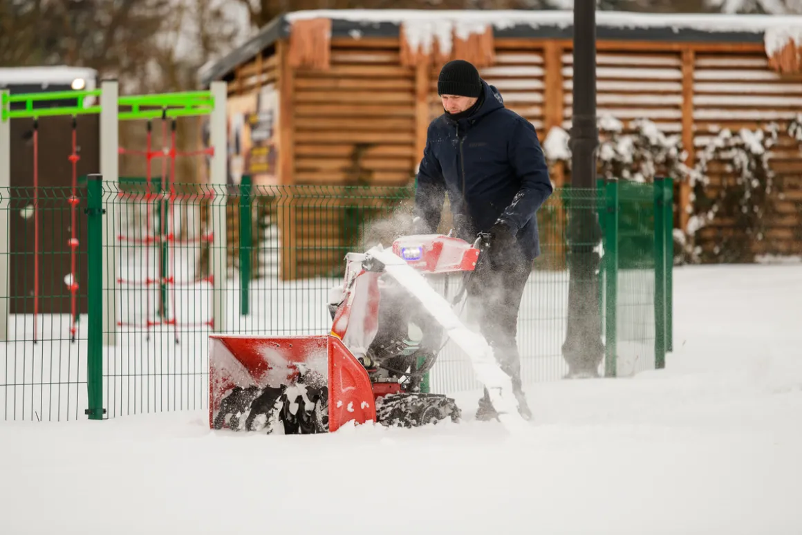 Od Ręki !!! CEDRUS SB71G-E ODŚNIEŻARKA SPALINOWA PŁUG DO ŚNIEGU ŚNIEŻNY ODŚNIEŻARKI NA GĄSIENICACH WIRNIKOWA DWUSTOPNIOWA Z NAPĘDEM 10KM ESTART z ROZRUSZNIKIEM - OFICJALNY DYSTRYBUTOR - AUTORYZOWANY DEALER