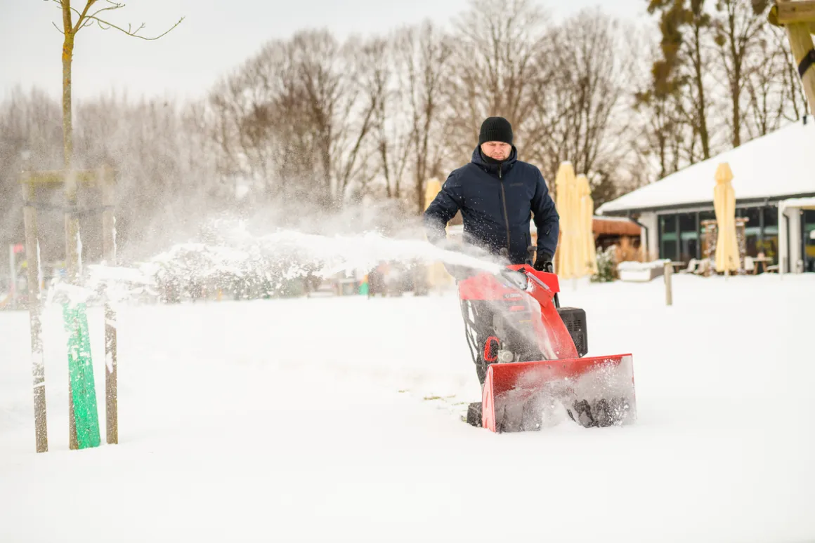 Od Ręki !!! CEDRUS SB71G-E ODŚNIEŻARKA SPALINOWA PŁUG DO ŚNIEGU ŚNIEŻNY ODŚNIEŻARKI NA GĄSIENICACH WIRNIKOWA DWUSTOPNIOWA Z NAPĘDEM 10KM ESTART z ROZRUSZNIKIEM - OFICJALNY DYSTRYBUTOR - AUTORYZOWANY DEALER