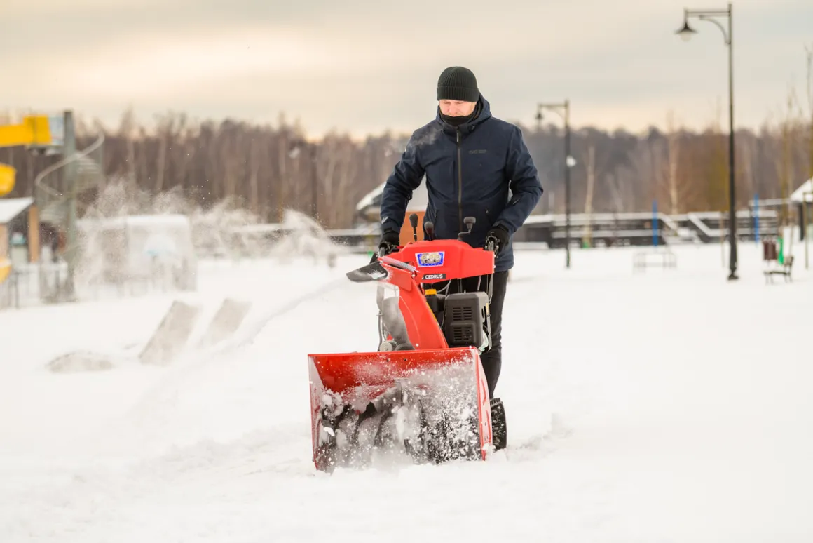 Od Ręki !!! CEDRUS SB71G-E ODŚNIEŻARKA SPALINOWA PŁUG DO ŚNIEGU ŚNIEŻNY ODŚNIEŻARKI NA GĄSIENICACH WIRNIKOWA DWUSTOPNIOWA Z NAPĘDEM 10KM ESTART z ROZRUSZNIKIEM - OFICJALNY DYSTRYBUTOR - AUTORYZOWANY DEALER