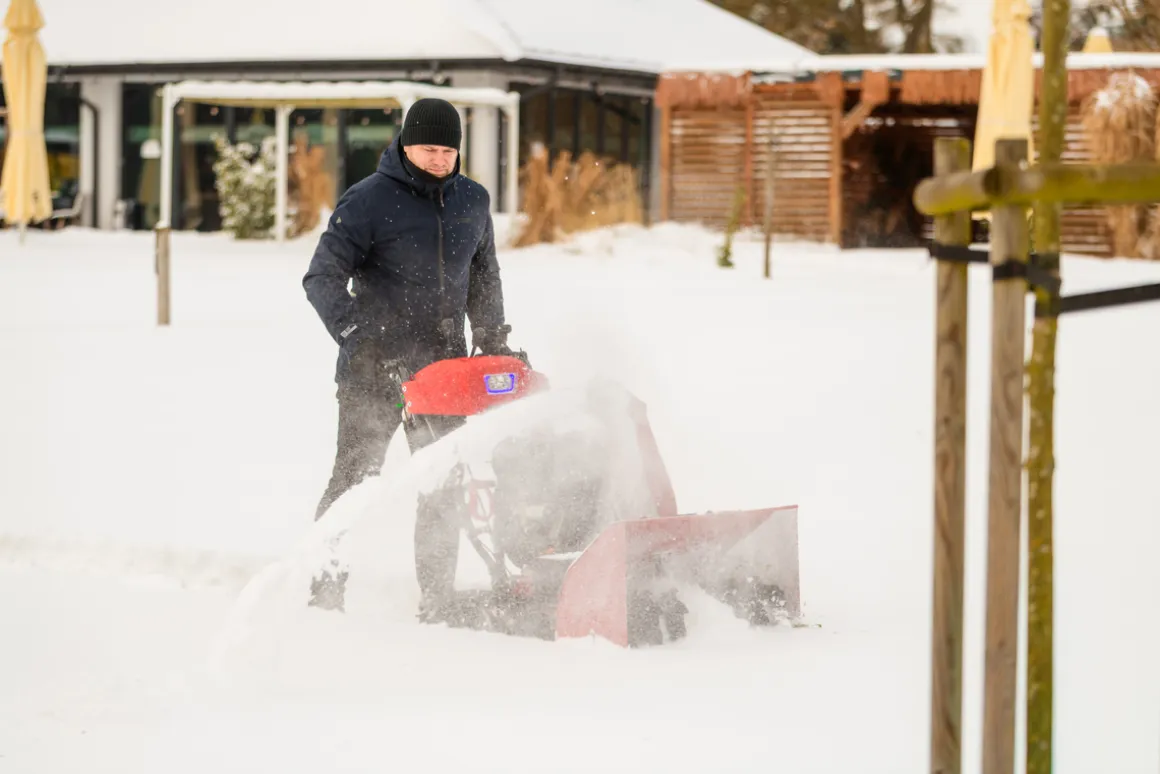 Od Ręki !!! CEDRUS SB71G-E ODŚNIEŻARKA SPALINOWA PŁUG DO ŚNIEGU ŚNIEŻNY ODŚNIEŻARKI NA GĄSIENICACH WIRNIKOWA DWUSTOPNIOWA Z NAPĘDEM 10KM ESTART z ROZRUSZNIKIEM - OFICJALNY DYSTRYBUTOR - AUTORYZOWANY DEALER