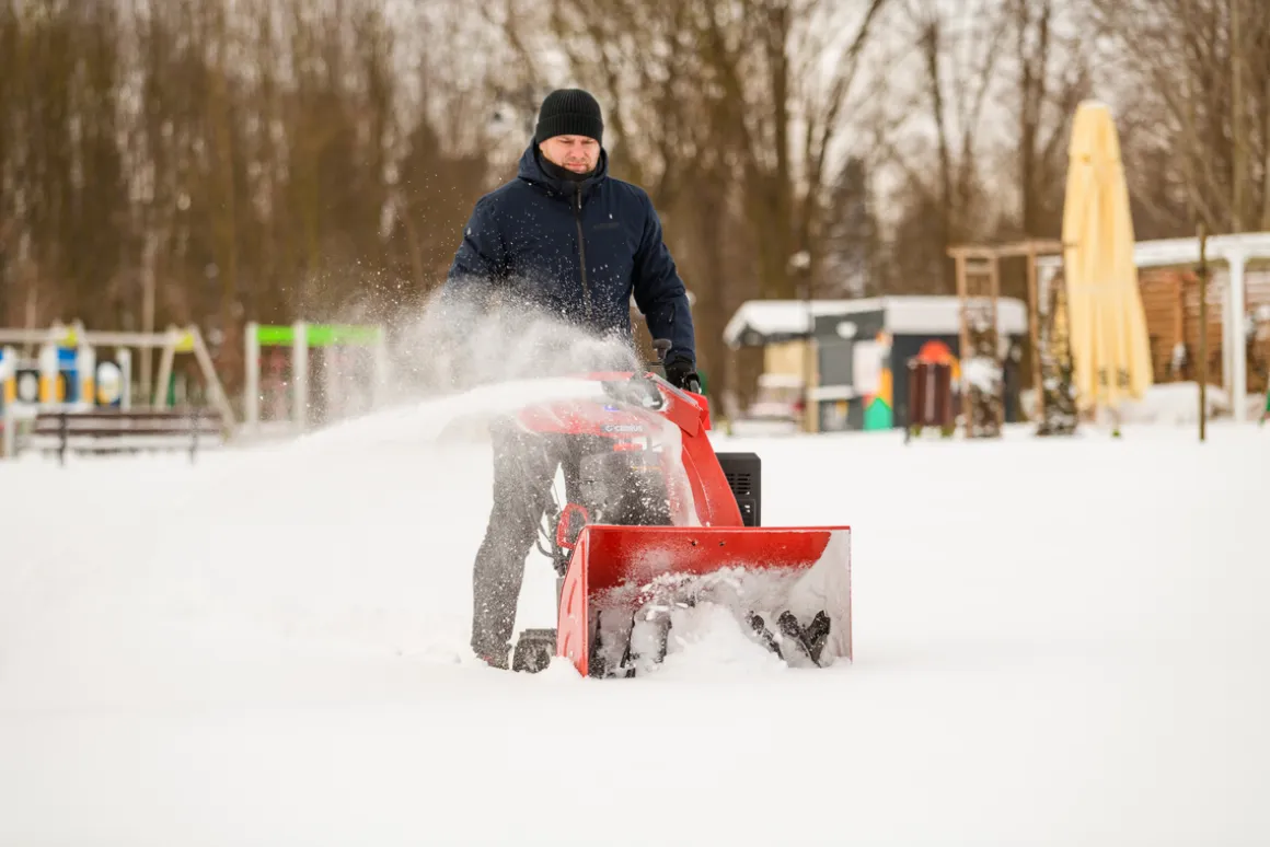 Od Ręki !!! CEDRUS SB71G-E ODŚNIEŻARKA SPALINOWA PŁUG DO ŚNIEGU ŚNIEŻNY ODŚNIEŻARKI NA GĄSIENICACH WIRNIKOWA DWUSTOPNIOWA Z NAPĘDEM 10KM ESTART z ROZRUSZNIKIEM - OFICJALNY DYSTRYBUTOR - AUTORYZOWANY DEALER