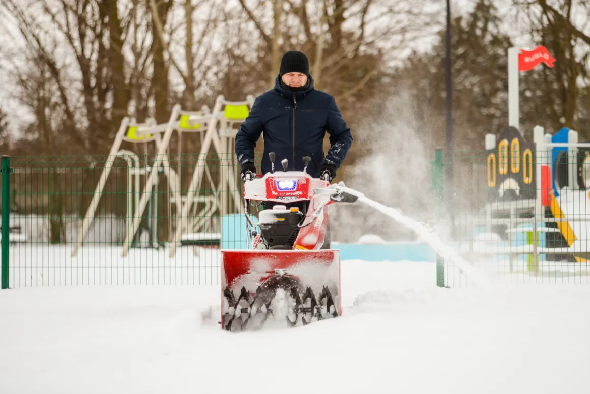 Od Ręki !!! CEDRUS SB71G-E ODŚNIEŻARKA SPALINOWA PŁUG DO ŚNIEGU ŚNIEŻNY ODŚNIEŻARKI NA GĄSIENICACH WIRNIKOWA DWUSTOPNIOWA Z NAPĘDEM 10KM ESTART z ROZRUSZNIKIEM - OFICJALNY DYSTRYBUTOR - AUTORYZOWANY DEALER