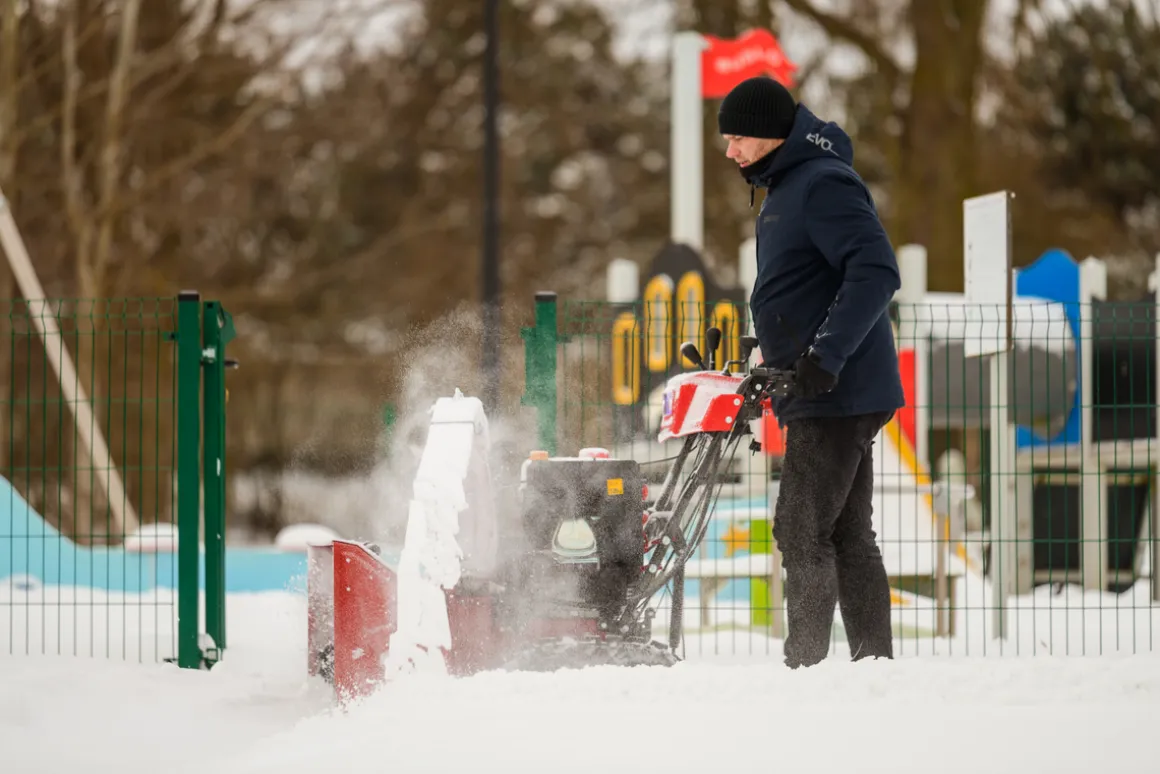 Od Ręki !!! CEDRUS SB71G-E ODŚNIEŻARKA SPALINOWA PŁUG DO ŚNIEGU ŚNIEŻNY ODŚNIEŻARKI NA GĄSIENICACH WIRNIKOWA DWUSTOPNIOWA Z NAPĘDEM 10KM ESTART z ROZRUSZNIKIEM - OFICJALNY DYSTRYBUTOR - AUTORYZOWANY DEALER