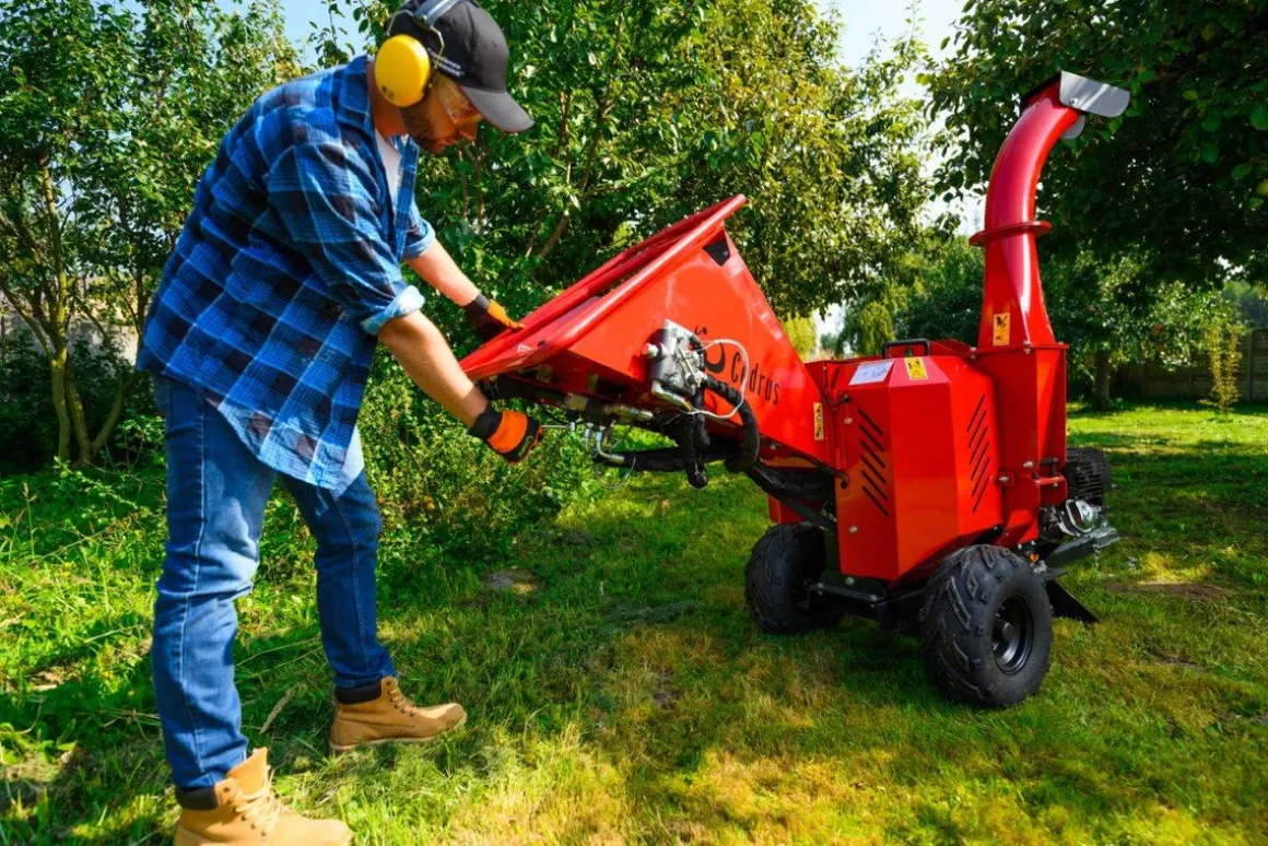Rozdrabniacz do gałęzi Cedrus RB05 PRO HE 15KM hydrauliczny