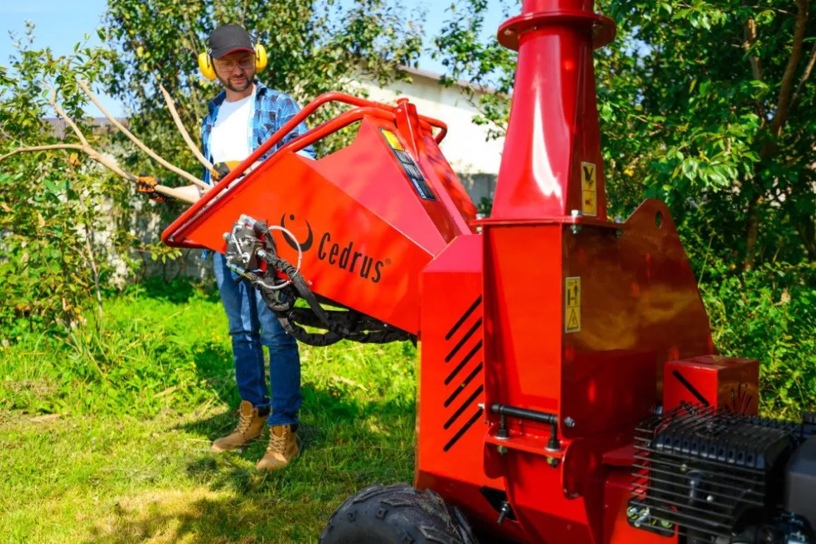 Rozdrabniacz do gałęzi Cedrus RB05 PRO HE 15KM hydrauliczny