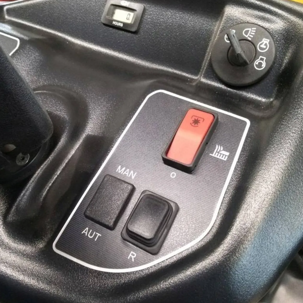 Traktorek ogrodowy Oleo-Mac OM 106/20 KWH (Kawasaki, 102 cm)