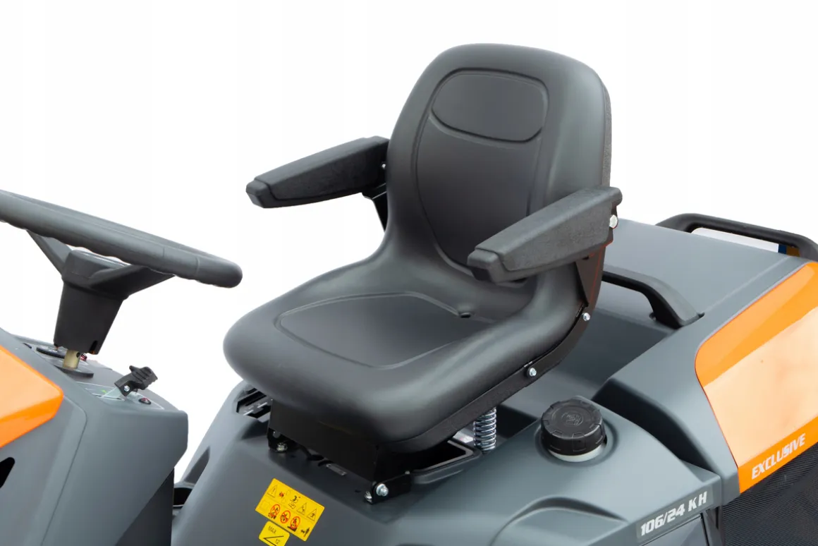 TRAKTOREK OLEO MAC OM 106/24 KH EXCLUSIVE TRAKTOREK OGRODOWY KOSIARKA SAMOJEZDNA SPALINOWA DO TRAWY WERSJA LUX 102cm / 24KM / PREMIUM 68129207 - OFICJALNY DYSTRYBUTOR - AUTORYZOWANY DEALER OLEO-MAC