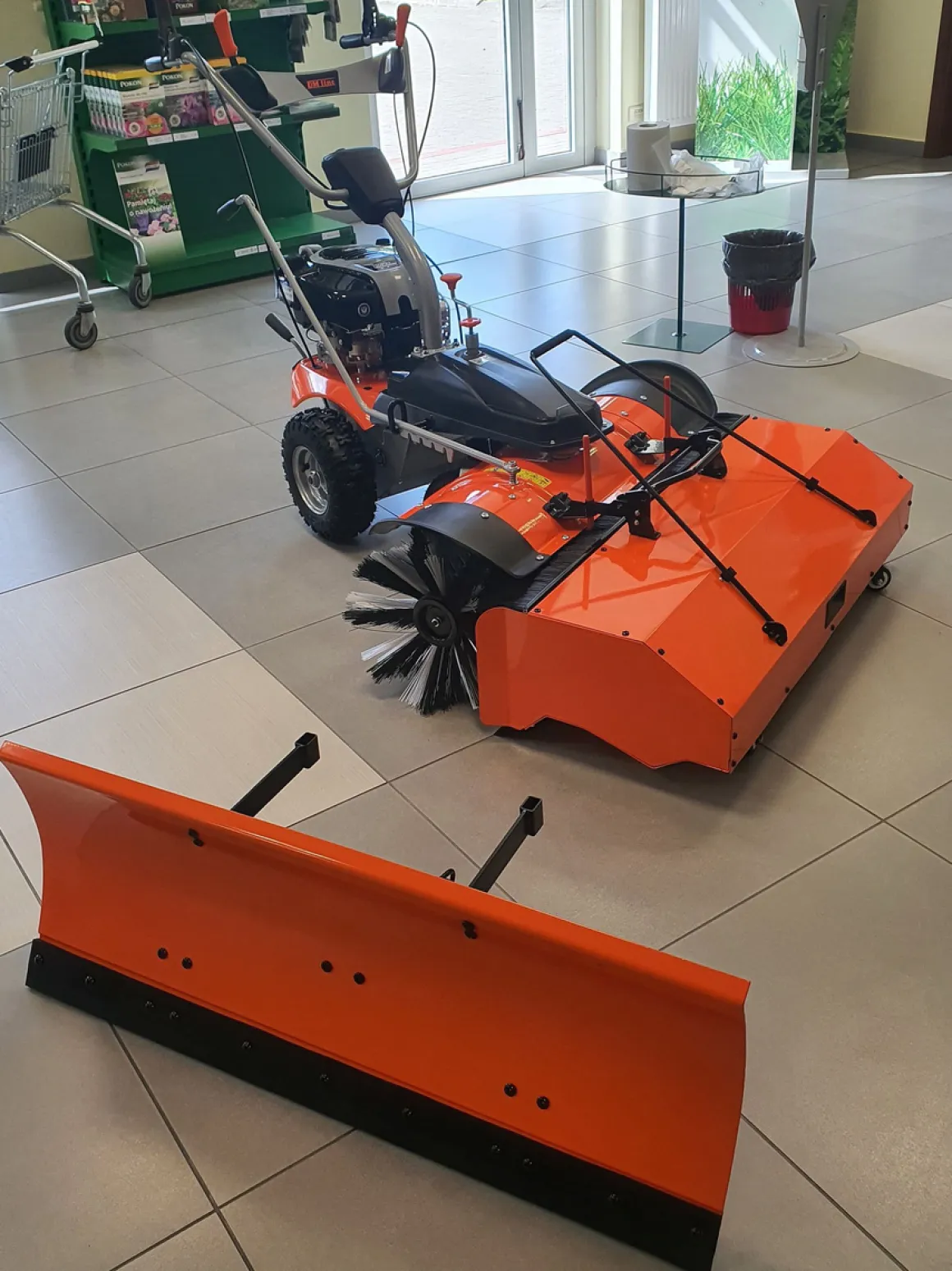 Zamiatarko-odśnieżarka spalinowa Oleo-Mac PKM 100 SET B&S BRIGGS&STRATTON